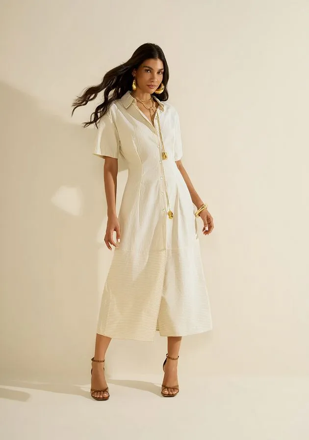 Modelo com vestido chemise off-white